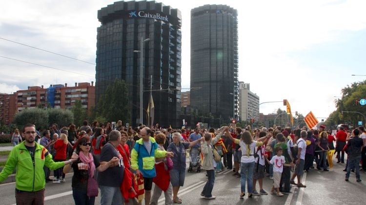 Milers de persones han encerclat La Caixa i s'han unit a la Via Catalana © ACN