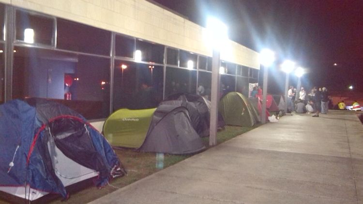 Unes 50 persones han passat la nit a l'exterior de l'Hospital de Blanes © ACN