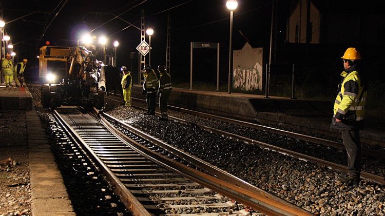 Inici dels treballs d'estesa del tercer rail entre Girona i Vilamalla, a l'estació de Celrà.