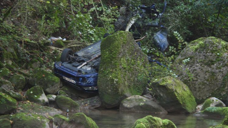 El cotxe va quedar destrossat a tocar del riu © ACN
