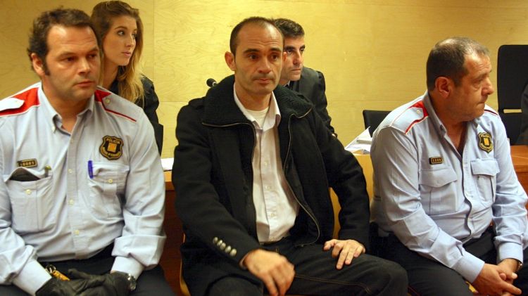 L'acusat, Carlos Soriano, custodiat pels Mossos d'Esquadra a l'Audiència de Girona © ACN