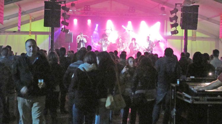 El concert va ser un dels actes multitudinaris de la nit © La Selva Comunica