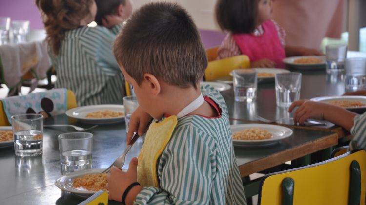 Un infant durant el servei de menjador escolar (arxiu)