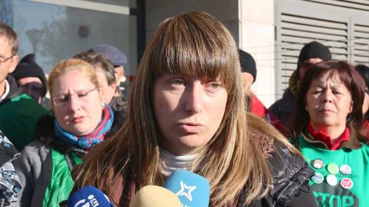 La portaveu de la PAH de Girona, Marta Afuera, durant una roda de premsa © ACN