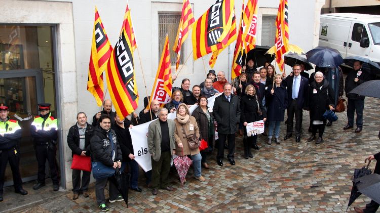 El president de la Diputació de Girona, Joan Giraut, amb treballadors i representants sindicals © ACN