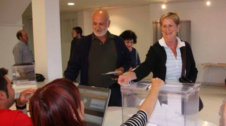 Els darrers votants, aquest vespre a les sales habilitades tant a Calonge com a Sant Antoni © ACN