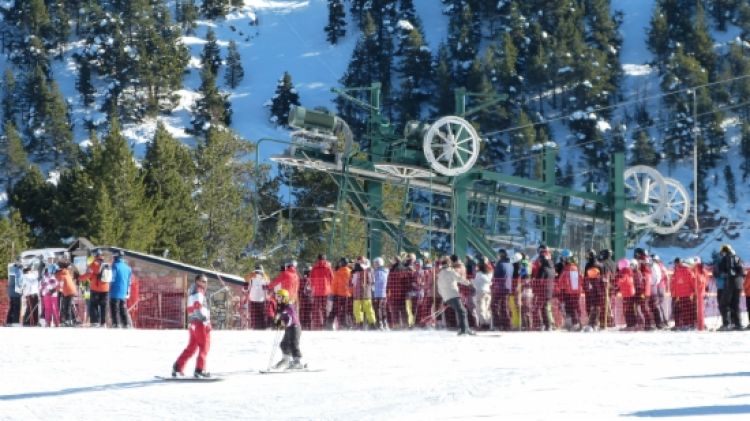 Diversos esquiadors gaudint de la neu a l'estació d'esquí de Masella el passat mes de desembre © ACN