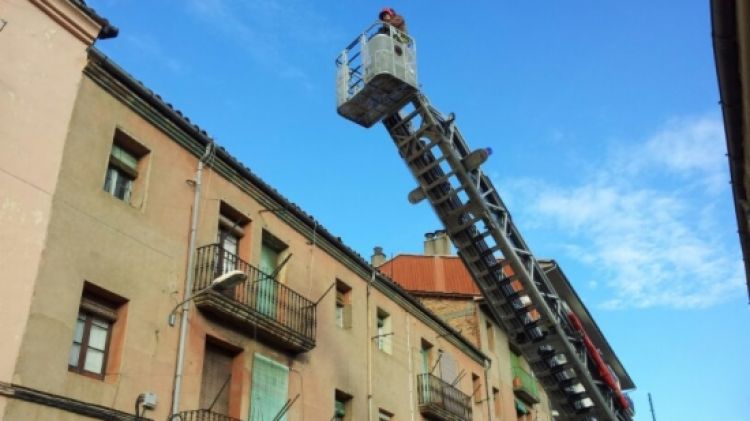 Els Bombers de la Generalitat treballant en el lloc de l'incendi aquest divendres passat © ACN