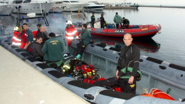 Equips de rescat sortint aquest dissabte al matí del port de Roses