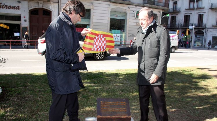 L'alcalde de Girona, Carles Puigdemont destapant la placa amb el president de la Diputació, Joan Giraut © ACN