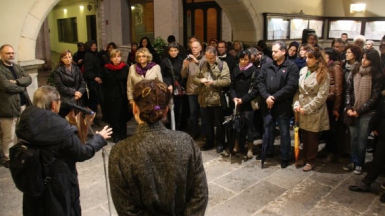 Més d'una cinquantena de persones s'han aplegat sota les voltes de l'Ajuntament de Girona © ACN