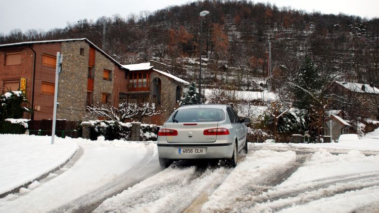 Un cotxe circulant per un carrer nevat al nucli d'Altron (Pallars Sobirà) © ACN
