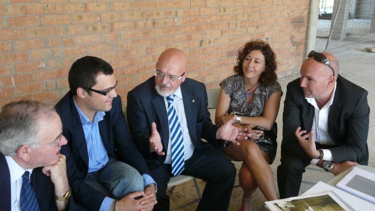 El conseller Josep Huguet (centre) acompanyat per presidenta del Consell Comarcal de Gironès, Cristina alzina (dreta) © AG