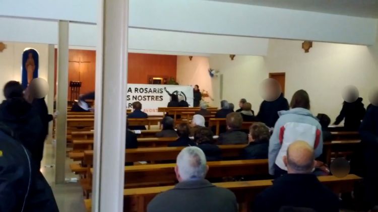 Un moment de la protesta a l'interior de l'església