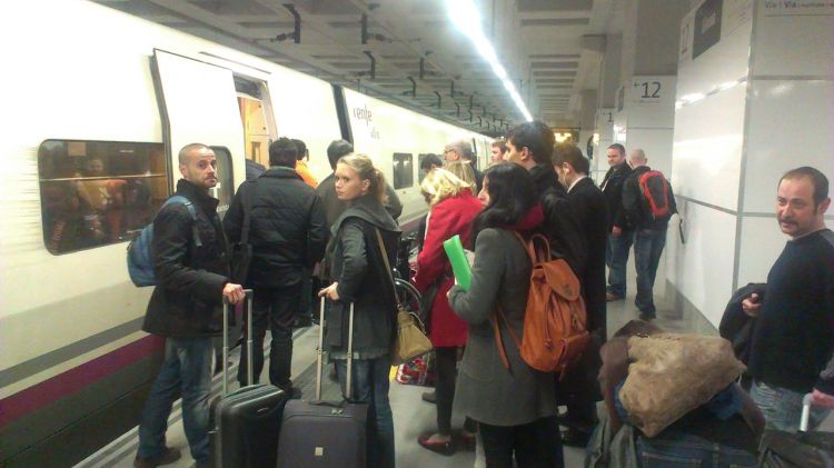 Els passatgers pugen al següent tren a Girona que ha sortit una hora més tard © Ismael Perecaula