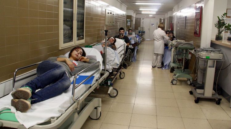 Pacients alienats al passadís d'urgències de l'hospital © ACN