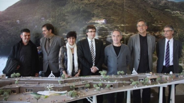 Ferran Adrià acompanyat de membres de l'equip redactor del projecte i polítics © ACN