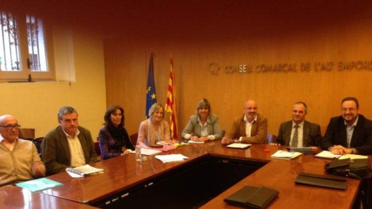 Un moment durant la reunió de la comissió institucional aquest dijous a la tarda a la seu del Consell Comarcal a Figueres  © ACN