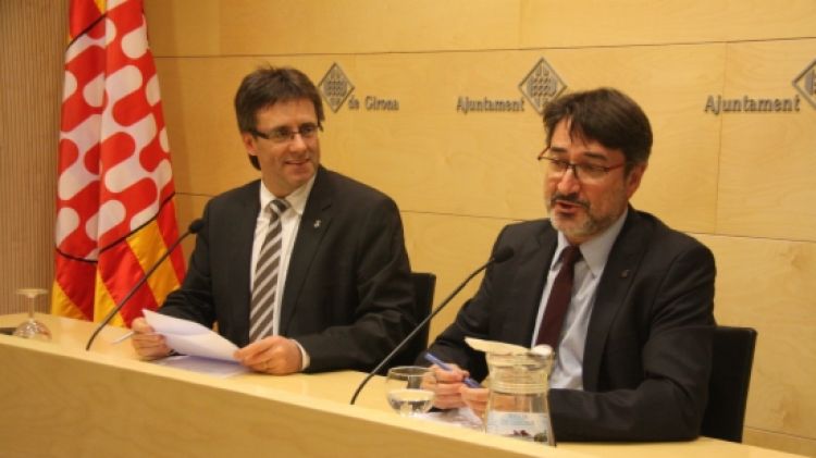 L'alcalde, Carles Puigdemont , i el vicerector Ramon Moreno Amich, presentant el projecte per millorar el cicle de l'aigua © ACN