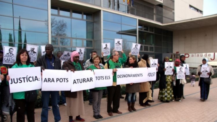Membres de la PAH Girona presentant un document contra desnonaments a les portes del Palau de Justícia © ACN