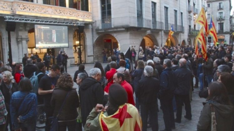 stelades i pancartes a favor del dret a decidir, a la plaça del Vi de Girona © ACN