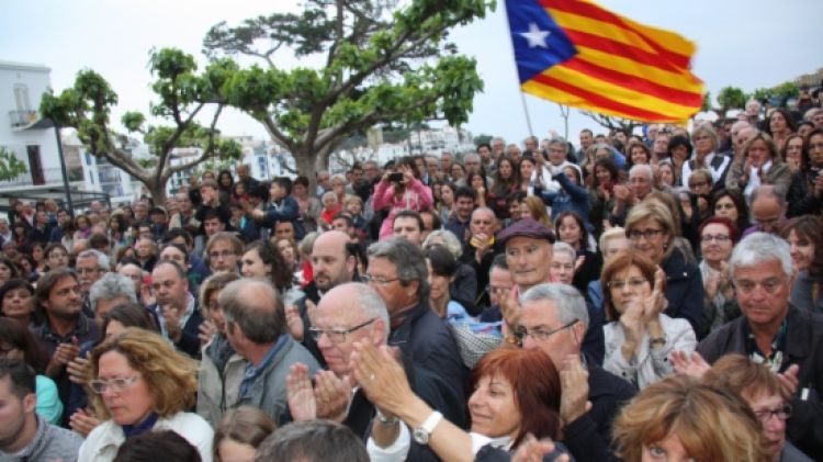 Els assistents no han deixat d'aplaudir i han cantant 'Els Segadors' tot cridant 'independència' © ACN