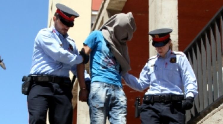 Els Mossos d'Esquadra custodiant un dels detinguts © ACN