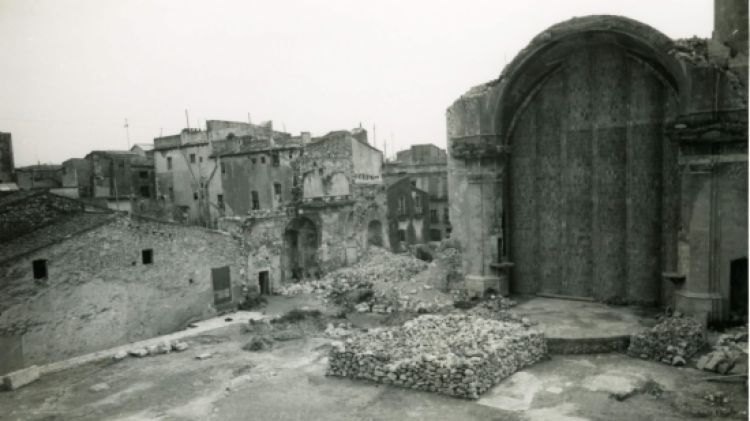 Una imatge de l'església de Sant Pere els anys 40 quan es va enderrocar l'església neoclàssica © ACN