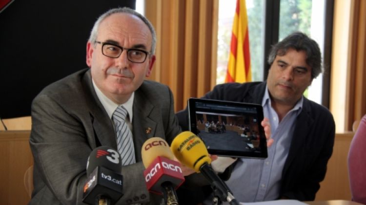 L'alcalde de Blanes, Josep Marigó, mostra unes imatges on es veu a Josep Ridaura insultant els regidors del PP © ACN