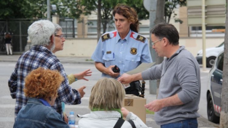 Una agent dels Mossos d'Esquadra fent tancar una mesa de Girona © ACN