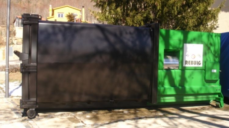 El nou compactador de rebuig que s'ha instal·lat a Vallfogona de Ripollès © ACN
