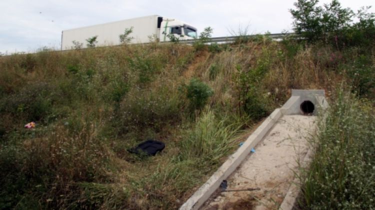 El cotxe en què viatjava la víctima mortal ha caigut per un terraplè d'uns 10 metres d'alçada © ACN