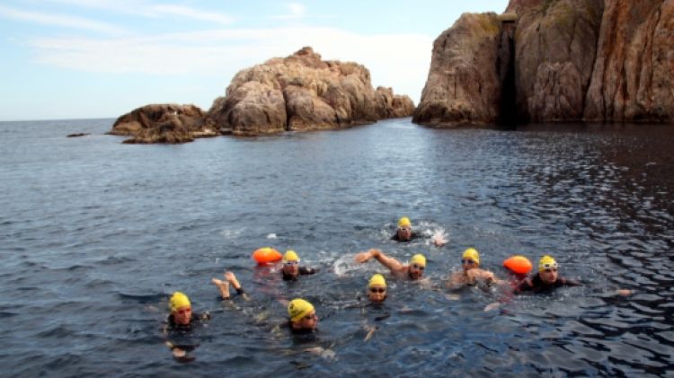 Un grup de nedadors a la Via Brava de Sant Feliu de Guíxols © ACN