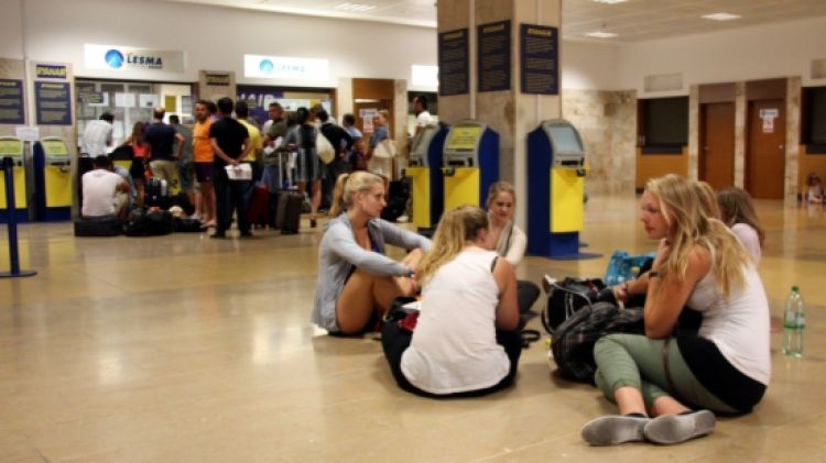 Turistes que pateixen la vaga de controladors francesos a l'Aeroport de Girona © ACN