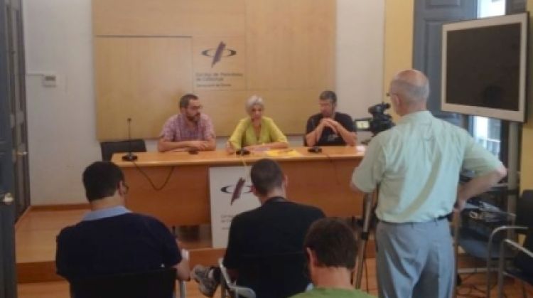 El portaveu d'ERC, Martí Terés, i els dos regidors de l'Ajuntament de Girona Núria Terés (ICV) i Jordi Navarro (CUP) © ACN