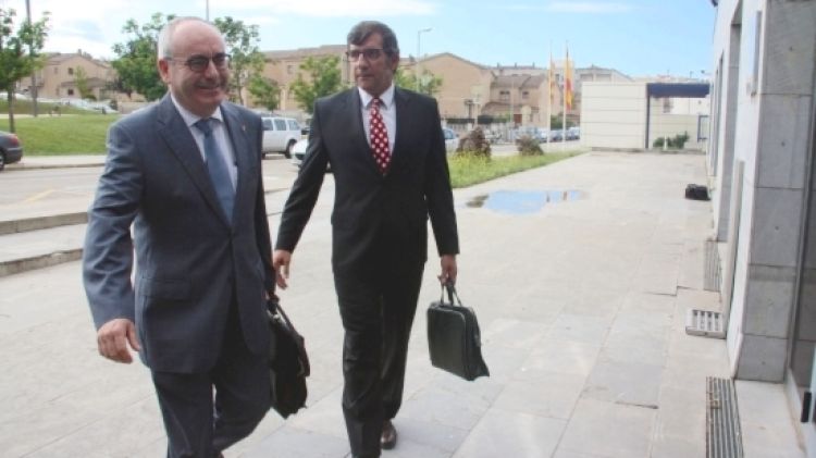 L'alcalde de Blanes, Josep Marigó, en primer terme, acompanyat pel seu advocat © ACN