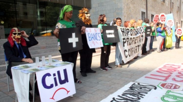 Membres del moviment han fet una petita 'performance' a les portes de la seu del Govern a Girona © ACN